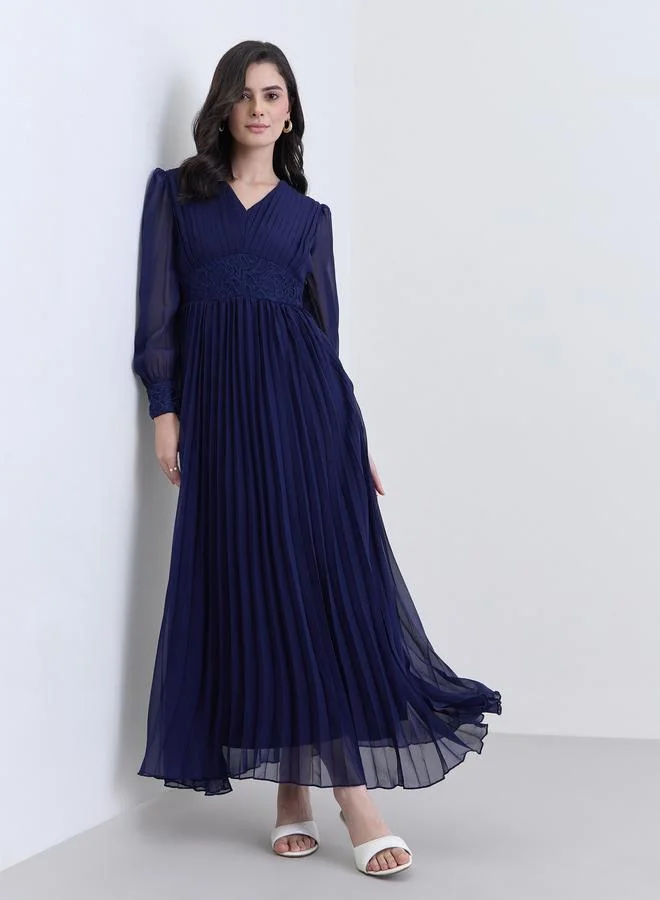 ستايلي فستان طويل بتفاصيل طيات